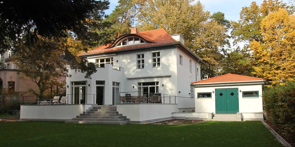 Umbau Villa mit Fledermausgaube und große Terrasse